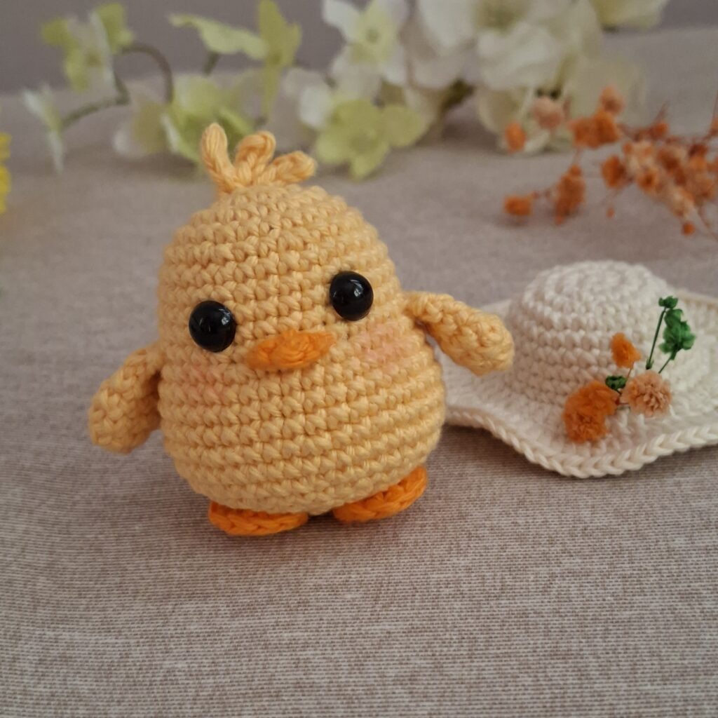 Countryside Chick Keychain Crochet Pattern llavero amigurumi pollito campestre patron crochet 1