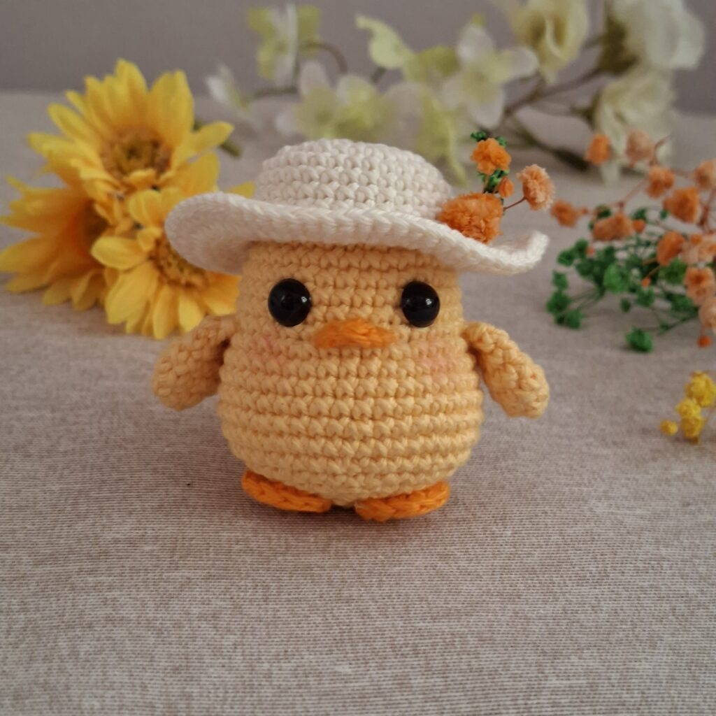 Countryside Chick Keychain Crochet Pattern llavero amigurumi pollito campestre patron crochet 2