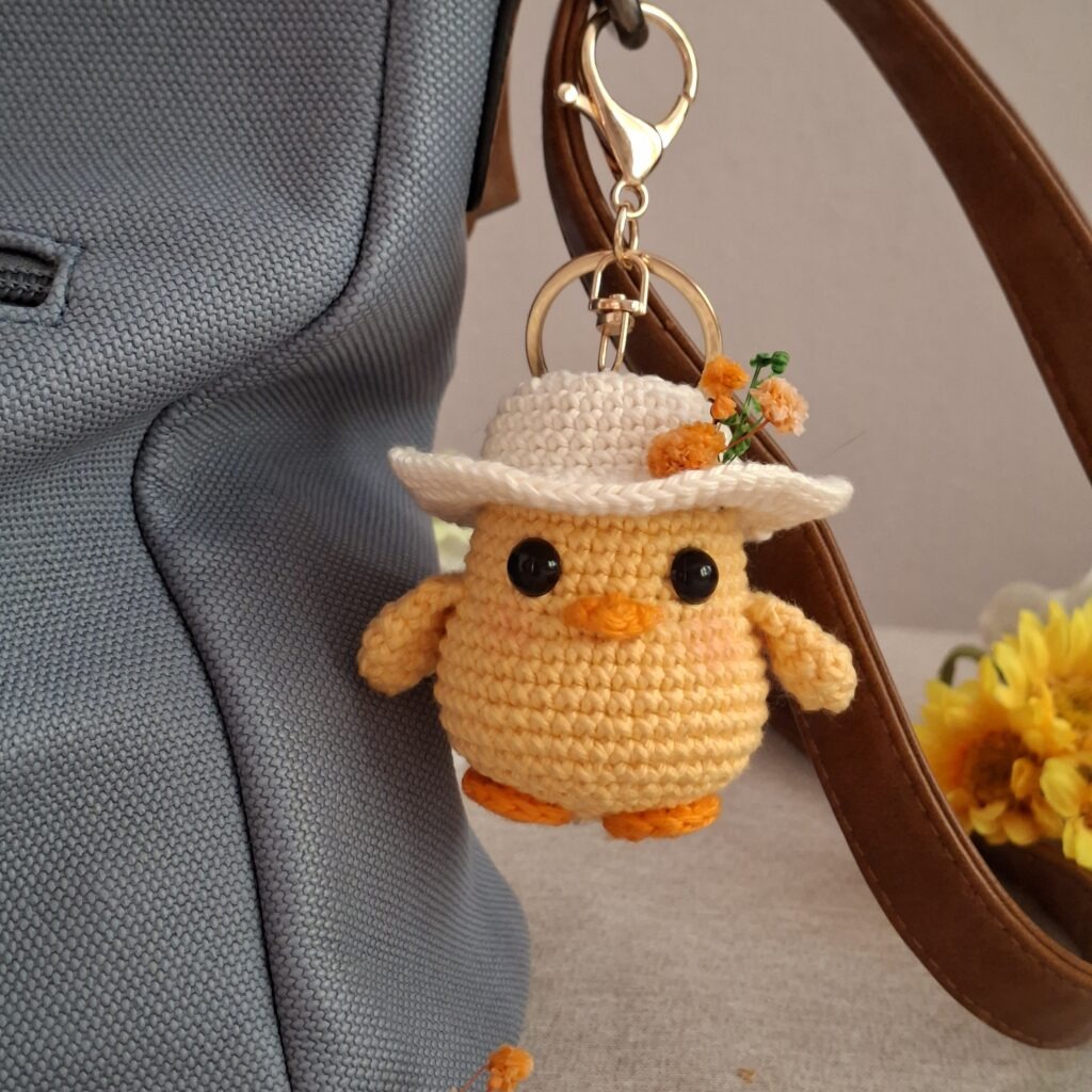 Countryside Chick Keychain Crochet Pattern llavero amigurumi pollito campestre patron crochet 3