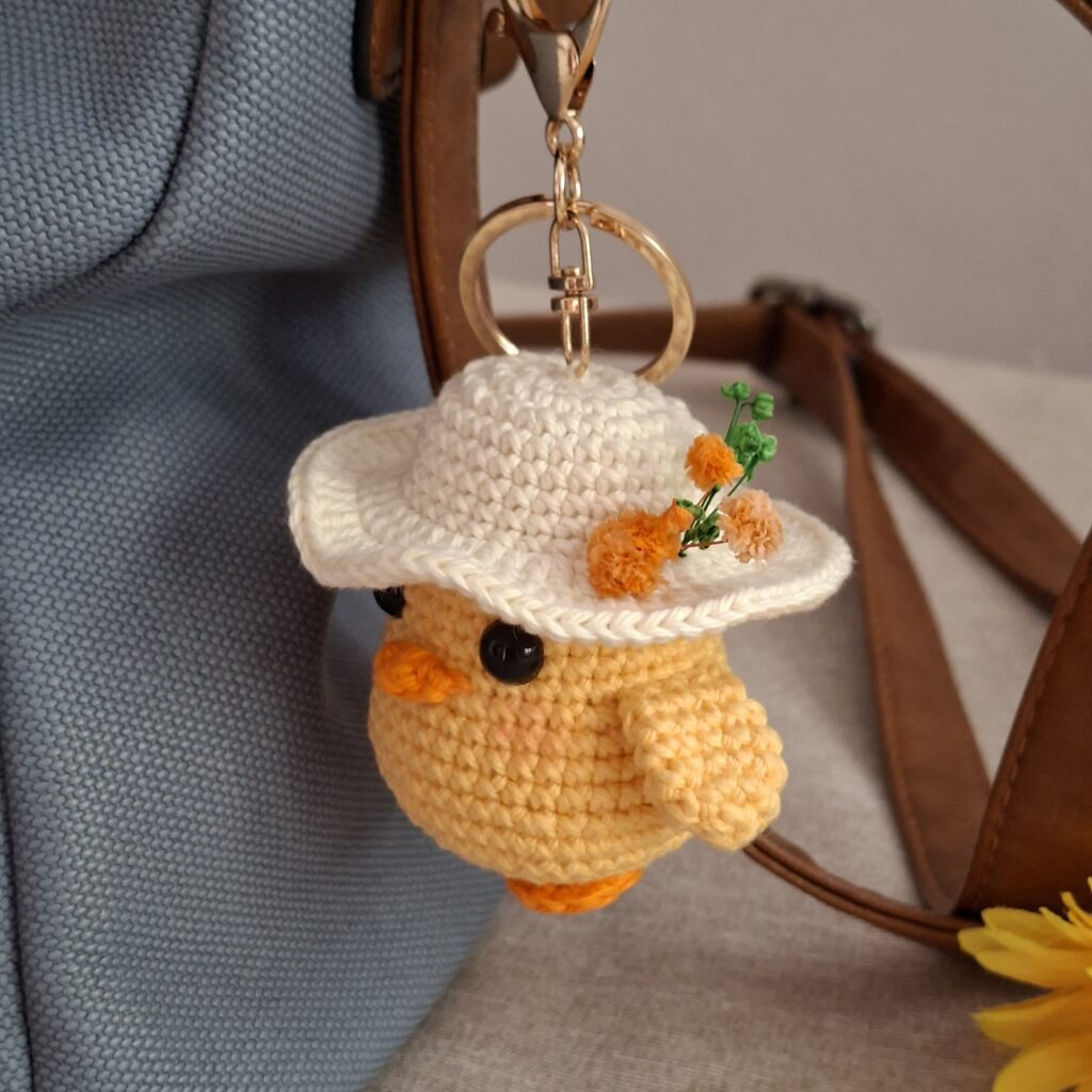 Countryside Chick Keychain Crochet Pattern llavero amigurumi pollito campestre patron crochet 4