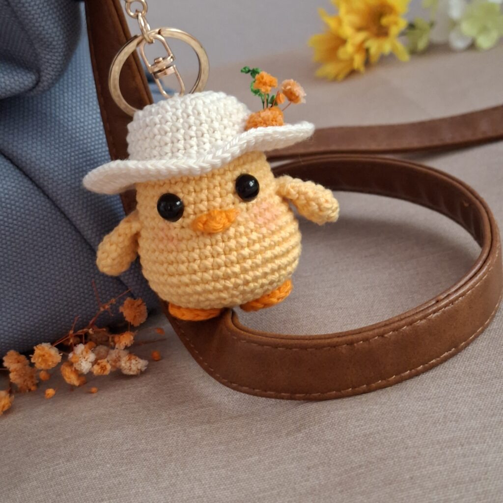 llavero amigurumi pollito campestre patron crochet 5